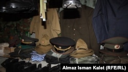 Ош базардагы аскер кийимдерин саткан жай