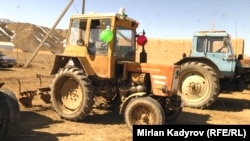 Тизилген тракторлор.