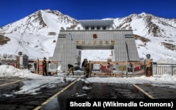 Кытай менен Пакистандын Хунжераб ашуусундагы чек ара бекети.