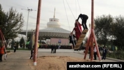 Gurban baýramy mynasybetli hiňňillikde uçmak däbi Türkmenistanda öňden bäri saklanyp galýar, ozalky ýyllarda baýramçylyk günlerinde hiňňilikler paýtagtyň merkezi etraplarynda häkimiýetler tarapyndan gurulýardy. Aşgabadyň tsirki (arhiw suraty) 