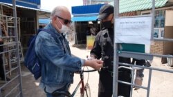 Посетителю рынка измеряют температуру