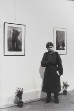 Художник Зіновій Толкачов під час своєї виставки «Майданек». Краків, березень 1945 року. Фото надане Центром досліджень історії та культури східноєвропейського єврейства