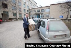 Васіль Сямашка грузіць гуманітарную дапамогу для Данбасу