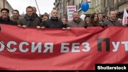 Близько 15 тисяч людей взяли участь в демонстрації «За чесні вибори» на чолі з опозиціонерами Олексієм Навальним, Гаррі Каспаровим і Сергієм Удальцовим. 25 лютого 2012 року