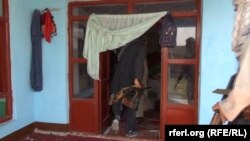 افراد مسلح غیر مسئول که از مردم باج می‌گیرند، دزدی می‌کنند، مردم عام را از بین می‌برند.