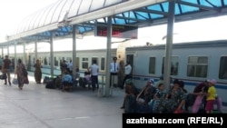 Aşgabadyň demir ýol wokzaly.