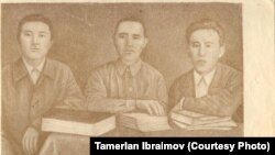 Алматыдагы билим берүү институтун аяктаган биринчи кыргыздар. Мусахан Калпаев ортодо. 1928-жыл.