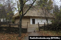 Відтворена хата, в якій народився Тарас Шевченко