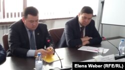 Слева направо: начальник 4-го управления прокуратуры Карагандинской области Асыгат Ахметов и председатель специализированного межрайонного экономического суда Карагандинской области Талгат Токбулатов. Караганда, 2 марта 2017 года.