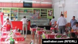 Fiççi iýmek üçin bu kafe ýörite paýtagtdan we beýleki welaýatlardan gelýän müşderileriň hem bardygy aýdylýar.