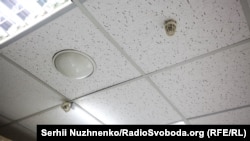 Давачі задимлення, один з яких на вигляд пошкоджений. Також модуль порошкового гасіння