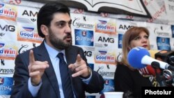 Armenia - Serob Antinian (L), a public administration expert, speaks at a news conference in Yerevan, December 24, 2018.
