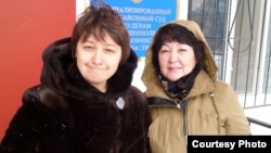Ольга Климонова и Алима Абдирова возле здания суда в Актобе. Декабрь 2015 года.