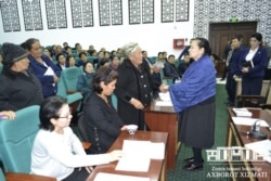 Ҳайитгул Олтмишова (марказда) ва унинг онаси Элмира Боситхонова қабулида, 8 декабрь, 2019 йил