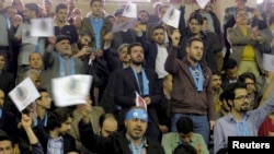 Реформачылардын шайлоо жыйынына келгендер. Тегеран, 18-февраль, 2016-жыл.