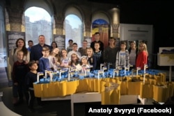 Анатолій Свипид з дітьми, якими опікується ГО «Серця кіборгів»