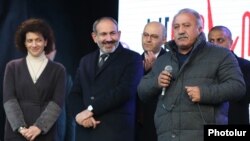 Armenia - Sasun Mikaelian (R) speaks at an election campaign held by Prime Minister Nikol Pashinian in Shirak province, November 26, 2018.