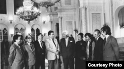 Кыргыз жазуучулары Кремлде, 1986-жыл. Солдон оңго карай: К. Жусупов, К. Артыкбаев, С. Жусуев, Т. Сыдыкбеков, Ч. Айтматов, З.Сооронбаева, М. Абылкасымова, Т. Касымбеков, М. Мураталиев. Сүрөттү тарткан Н. Кочнев.