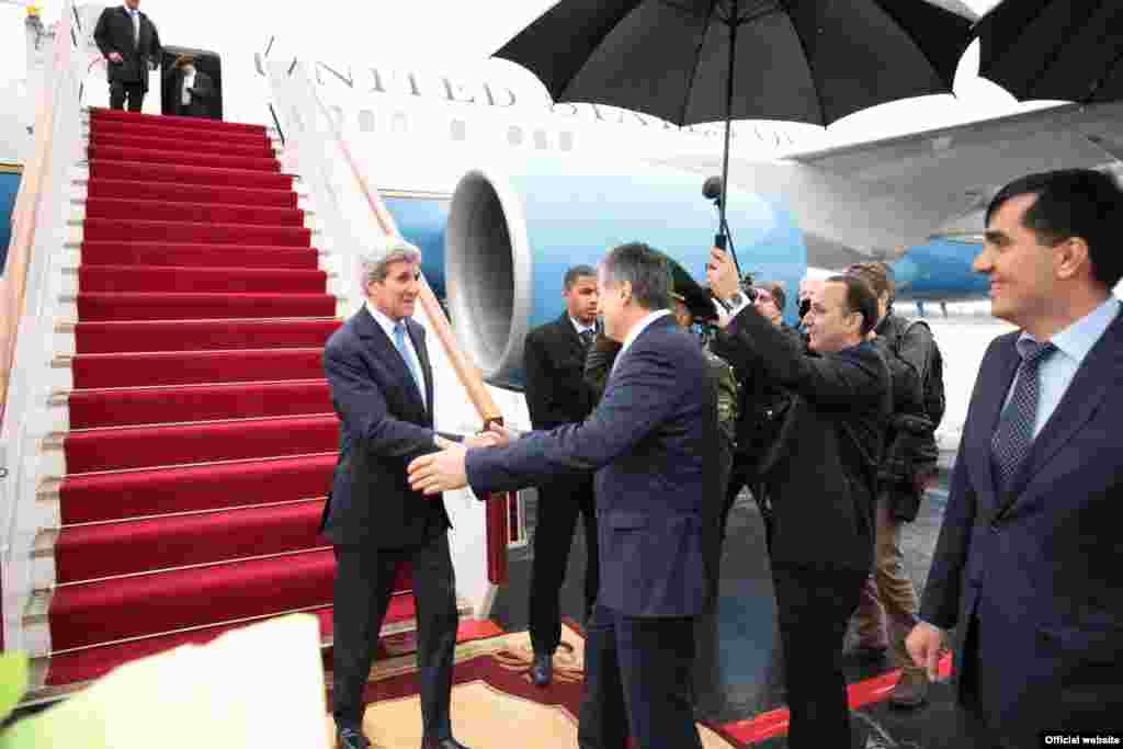 В Таджикистане Керри встретили в аэропорту представители МИД страны. Позже госсекретарь провел переговоры с президентом Эмомали Рахмоном (он по-прежнему правит страной).«Мы оба глубоко озабочены вопросом безопасности в Афганистане и на границе, вопросами борьбы с наркотрафиком и терроризмом», — заявил госсекретарь в Душанбе