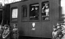 У вагоні потягу Симон Петлюра (ліворуч) і Юзеф Пілсудський. Вінниця, 1920 рік