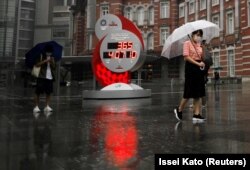 Кийинки жылга кечеңдетилген Олимпиада канча убакыт калганын көрсөткөн электрондук жылнаама. Токио шаары. 23-июль, 2020-жыл.