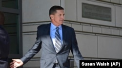 Майкл Флінн залишає будову Федерального суду у Вашингтоні після визнання себе винним, 1 грудня 2017 року