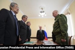 Президент Росії Володимир Путін (у центрі) та голова Слідчого комітету РФ Олександр Бастрикін (праворуч). Росія, Кемерове, 27 березня 2018 року