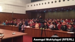 Нұр-Сұлтан қаласының әкімі Бақыт Сұлтановқа шағымданып келген көп балалы аналар. Нұр-Сұлтан, 16 мамыр 2019 жыл.