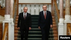 Turkey -- Russian President Vladimir Putin (L) and his Turkish counterpart Tayyip Erdogan arrive for a news conference following their meeting in Istanbul, October 10, 2016