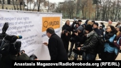 Посол Канади в Україні підписує обітницю із захисту прав людини