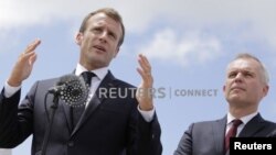 Де Рюжи - президент Макрондун «Алга, Республика» партиясынын мүчөсү.