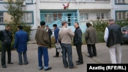 Гамил Камалетдиновка теләктәшлек белдерергә килүчеләр мәхкәмәдән соң киңәшләшеп алды