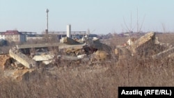 Стрелковая бистәсендә кырымтатарларның җимерелгән йортлары