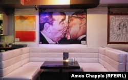 Restoran interyeri, unda salo mavzusidagi san’at aks etgan.