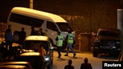 Сотрудники полиции у дома бывшего премьер-министра Малайзии Наджиба Разака. Куала-Лумпур, 16 мая 2018 года.