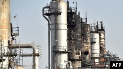 تاسیسات نفتی عربستان سعودی که در اثر حملات راکتی و طیاره‌های بی‌پیلوت گروه حوثی‌های یمن تخریب شده است.