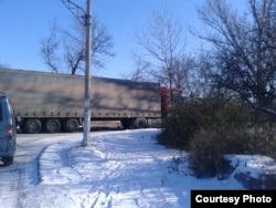 Фото автора. Караван з фур на трасі Донецьк–Луганськ