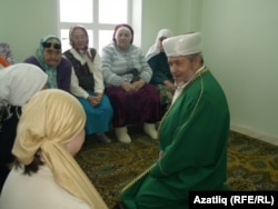 Алабайтал мәчете имам-хатыйбы Кәраматулла хәзрәт авылдашлары белән