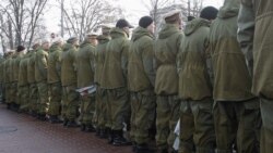 «Афганці» повернулися спиною до президента Віктора Януковича, коли той прибув покладати квіти, Київ, 15 лютого 2012 року