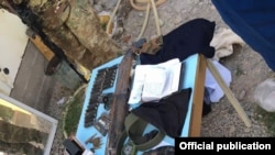 Вещи, обнаруженные у предполагаемых террористов. Фото пресс-центра ГКНБ КР.