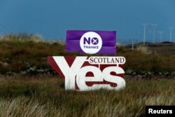 Мнения шотландцев разделились. "Битва" двух плакатов, призывающих голосовать за или против независимости