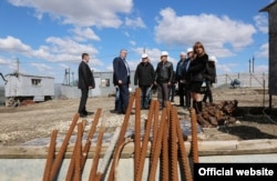 Сергей Аксенов (второй слева) на месте строительстве детского сада в селе Трудовое Симферопольского района, 11 апреля 2015 года. Архивное фото