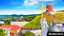 Центр Вильнюса. На заднем плане справа - башня Гедимина, один из главных исторических символов Литвы