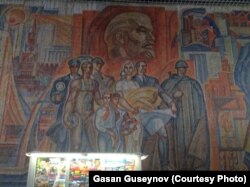 Профиль Зевса на пурпурном фоне задает всей композиции подлинно храмовую величавость. Слева – божество ж/д перевозок и хищений на транспорте Эрмий, за ним, в характерном котелке, бог подземного царства Аид, эпоним Аидополитена; на переднем плане полуобнаженный Аполлон, подготовивший диск для молниеносного случайного убийства. Перед Аполлоном – принявшие облик так называемых "пионэрок"(этимологически имя это восходит к бровям Зевса – пионам) – Гера и Деметра. Далее идут крупные фигуры Афродиты и Ареса, одетого в так называемый костюм боевитого вожака-партработника