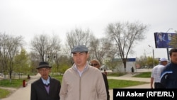 Берик Кажекенов (в центре), глава крестьянского хозяйства «Мейирим» из Уилского района Актюбинской области. Актобе, 5 мая 2017 года.