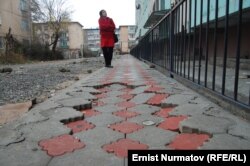 Венера Чилова жаңы эле бүткөн үйдөн жарака кетишинен кооптонот.