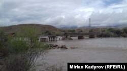 Мост, часть которого смыло горной рекой.