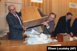 Перед початком підрахунку голосів на одній з виборчих дільниць в українській столиці на Всеукраїнському референдумі за незалежність України та президентських виборах. Київ, 1 грудня 1991 року