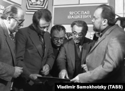 Роман Лубківський на фото крайній праворуч. Польські та українські письменники (зліва направо) Януш Рошко, Ян Гоцян, Дмитро Павличко, Ян Покровський і Роман Лубківський в експозиції шкільного музею Ярослава Івашкевича в селі Кальник на Вінничині, 1984 рік