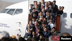 Абдул Рашид Достум Кабулдун аэропортуна келген учур. 22-июль, 2018-жыл.